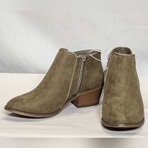 NEW Amazon Essentials Womens Aola Ankle Boot Micro-Suede Sz 5.5 Taupe